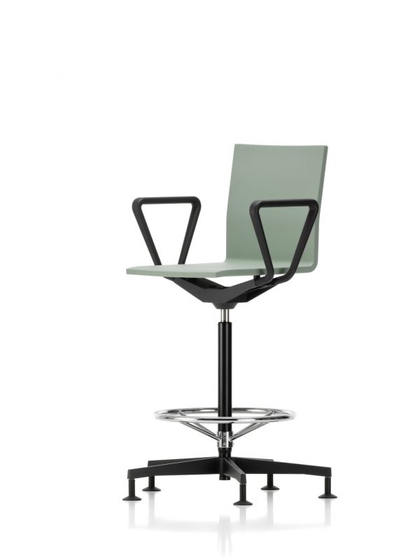 .04 Counterstuhl von Vitra mit Armlehnen, hellgrün, ideal als Besucherstuhl oder Barhocker.